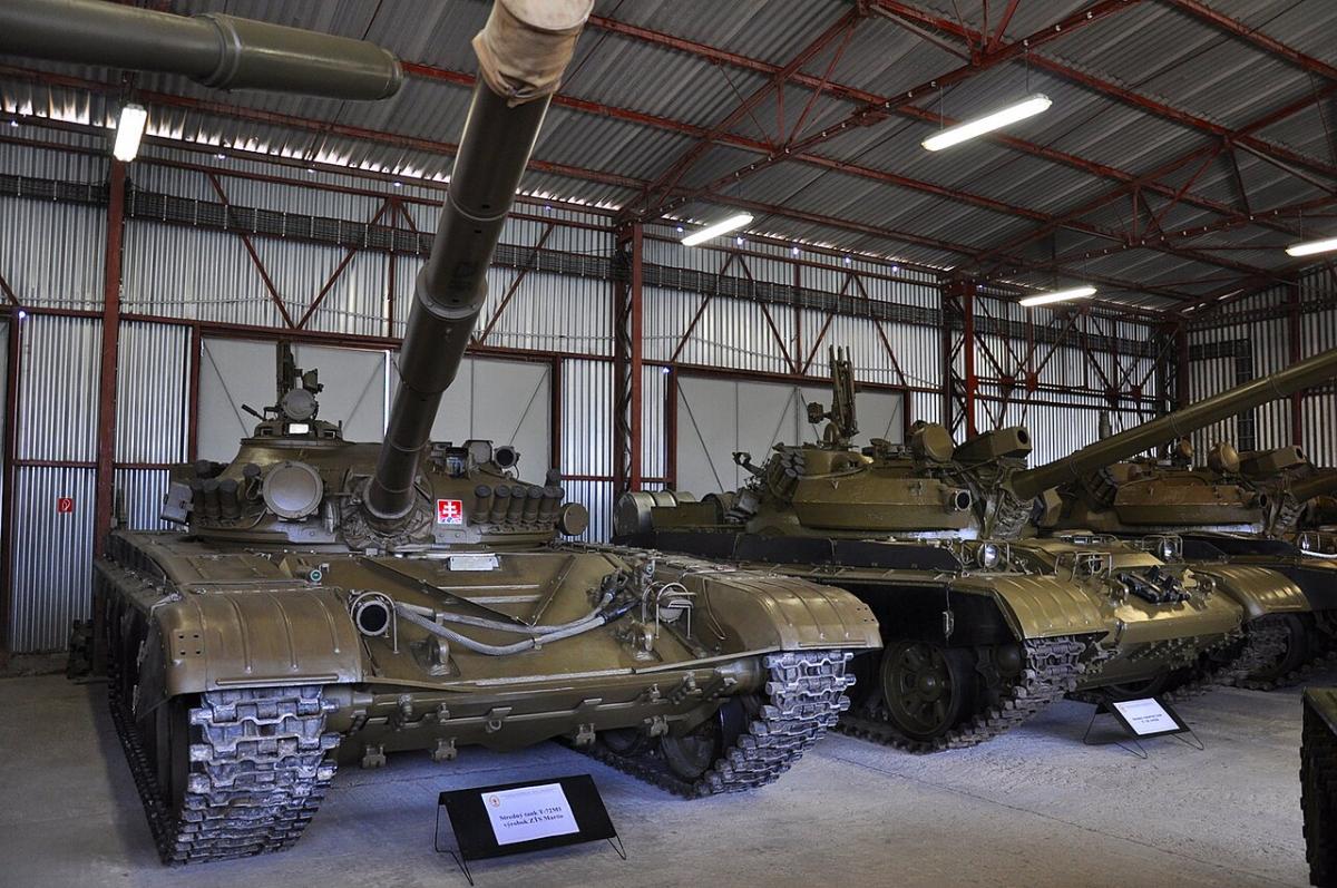 Это последние: РФ массово снимает с консервации самые старые версии Т-72, - OSINT