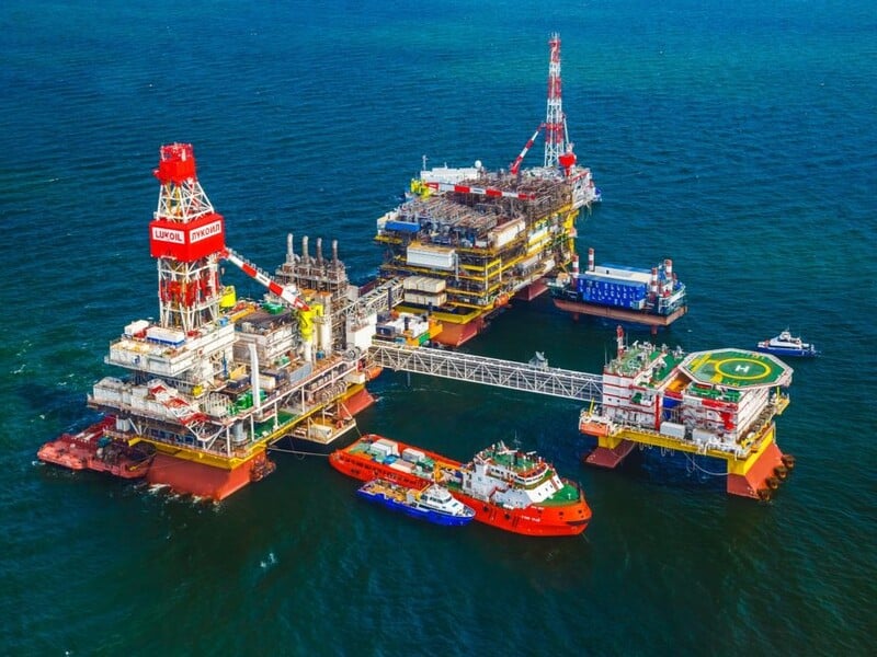 ВСУ поразили три буровые установки «Лукойла» в Каспийском море