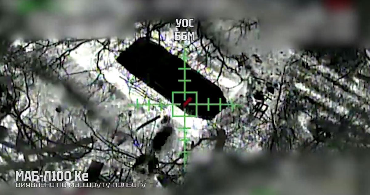 Украинские дроны разбомбили готовую к штурму бронированную колонну РФ