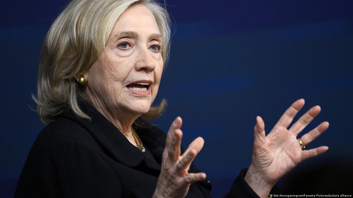 Клинтон назвала позорной позицию администрации Трампа насчет Украины