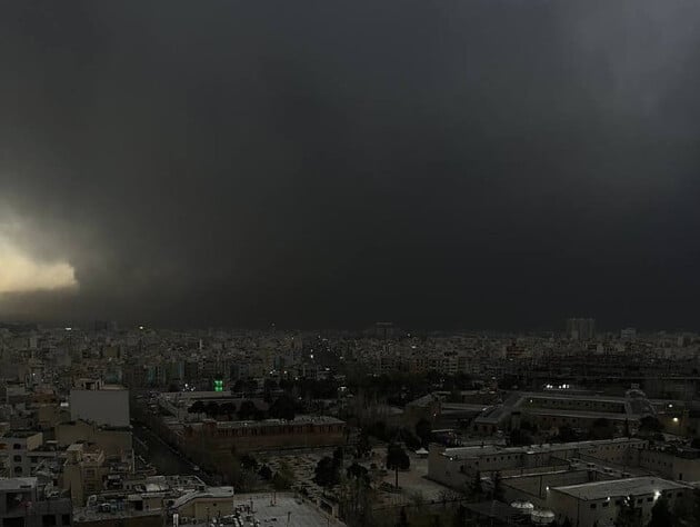 После ударов по нефтехранилищам Тегеран накрыл "черный дождь". Фото, видео