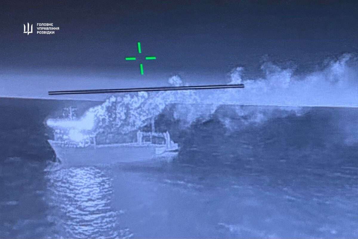 Спецназовцы ГУР сожгли два ключевых судна оккупантов, обслуживающих Керченскую переправу
