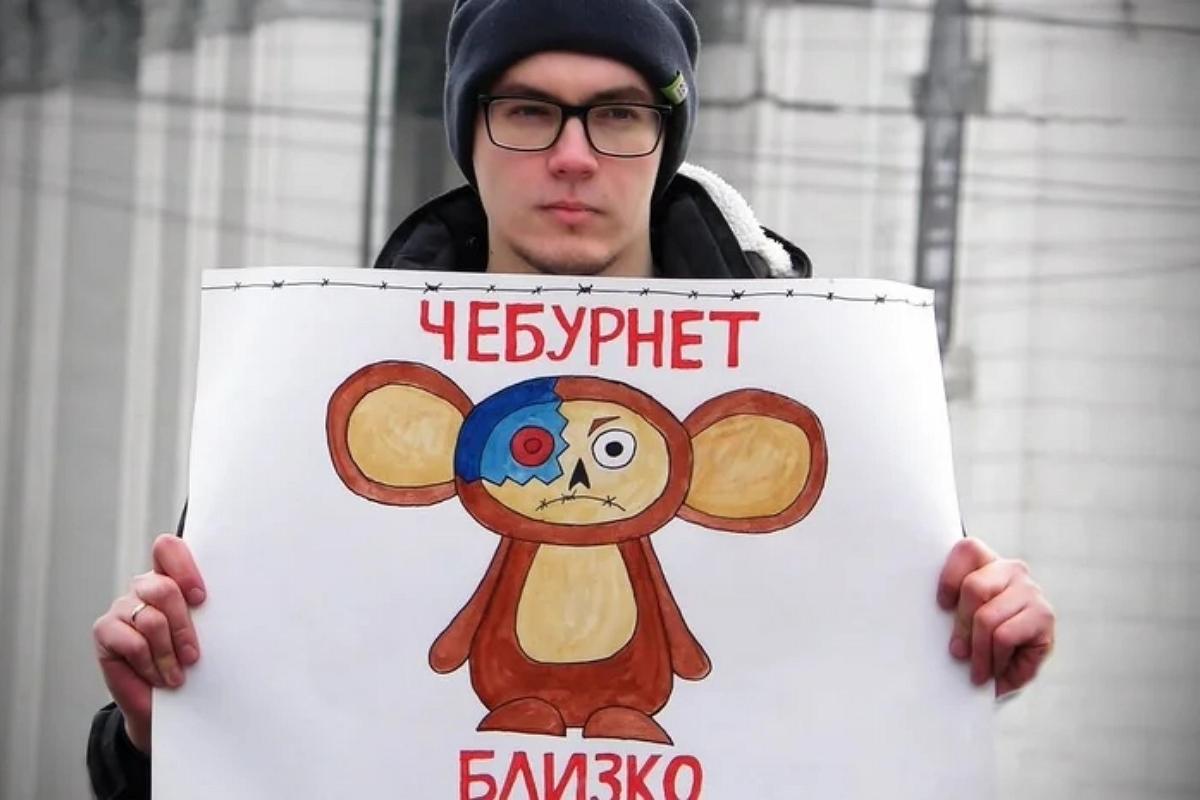 РФ захлестнули цифровые 90-е: люди взялись за рации, пейджеры и боятся "железного занавеса"