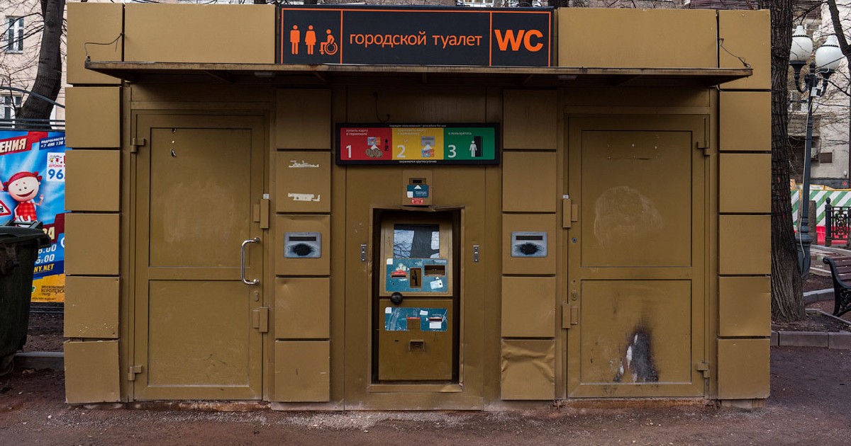 Москвичи не могут пользоваться общественными туалетами из-за отключения интернета