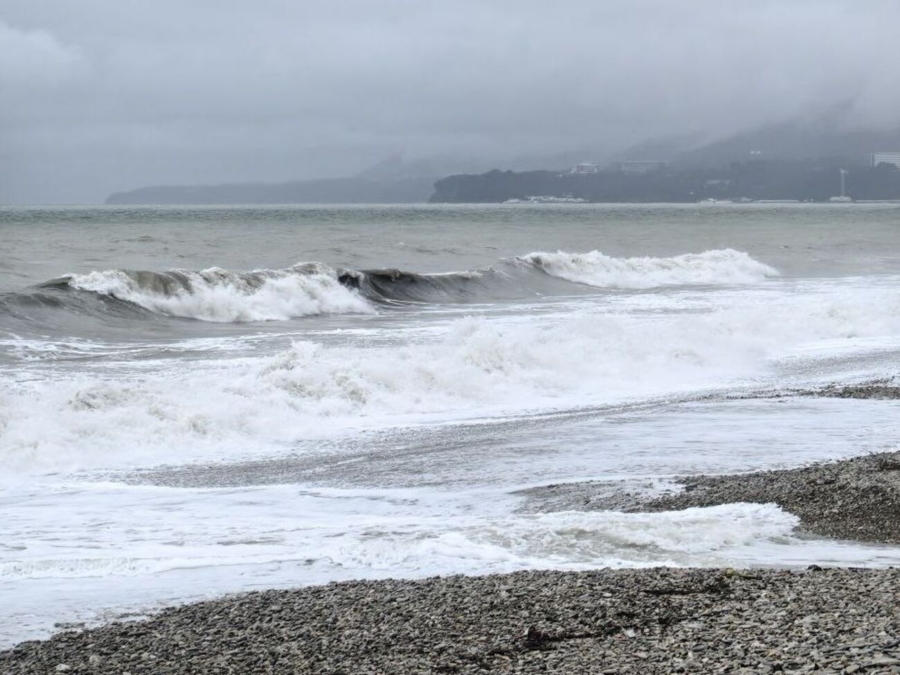 "Выписан из российских городов". В сети показали, как выглядит набережная Туапсе после атаки на НПЗ