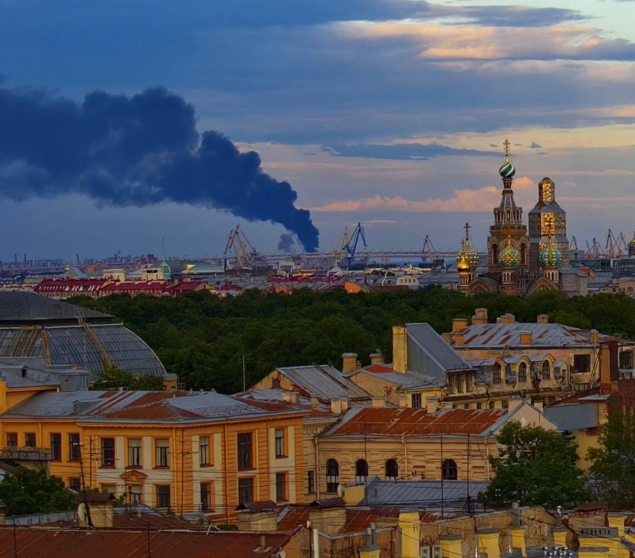 ⚡Под ударом – нефтяной терминал: в российском Санкт-Петербурге прогремели взрывы, поднялся пожар. (Видео)