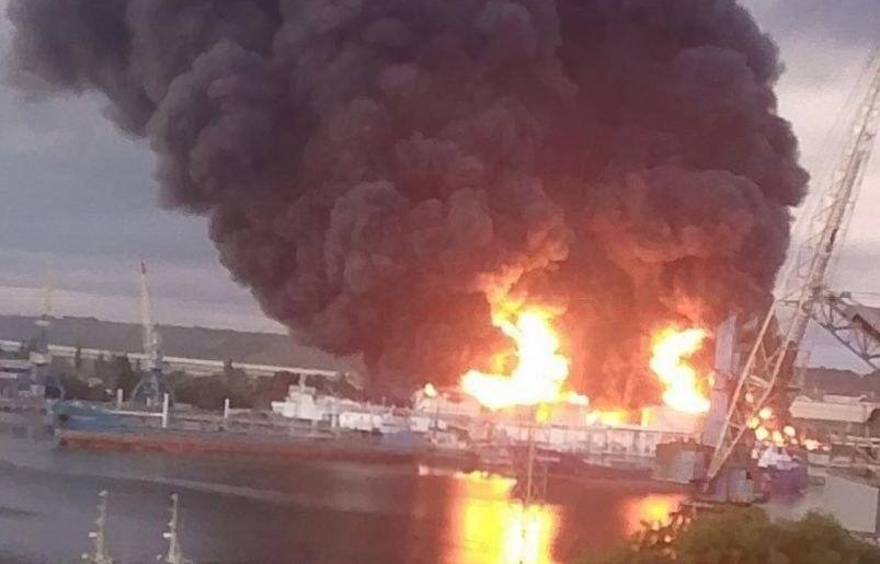 После атаки дронов Крым остался без электричества и воды, а в порту «Кавказ» загорелись три автомобильных парома