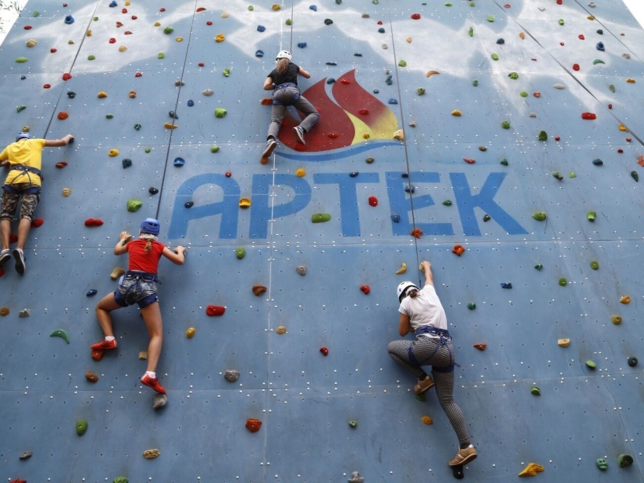 "Уже собрали вещи и вкусняшки". Россияне жалуются на эвакуацию детских лагерей в Крыму. Что произошло