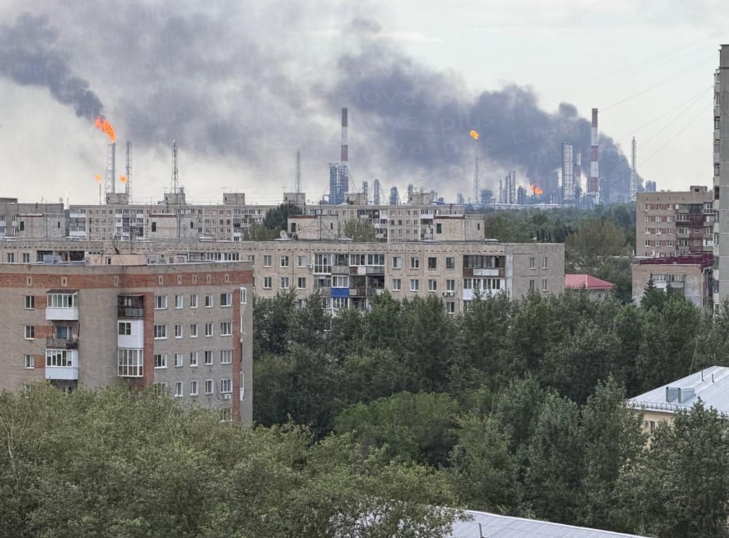 ⚡Более 2500 км от границы: Украинские дроны впервые поразили Омский НПЗ, который считался недосягаемым