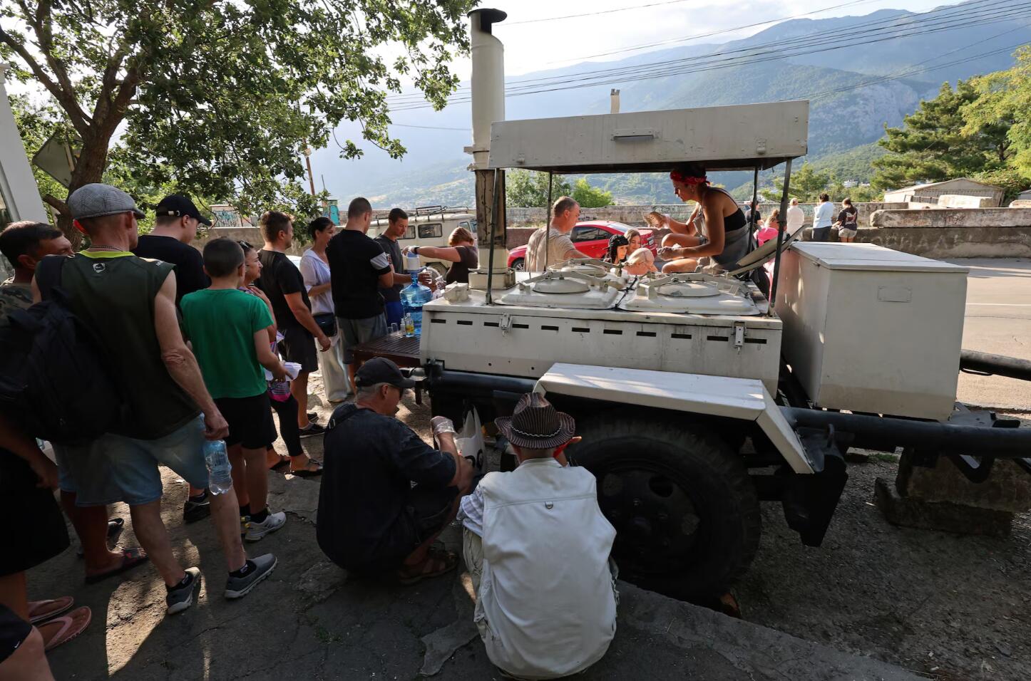 Reuters: Крымчане из-за блэкаута стоят в очередях за горячим обедом